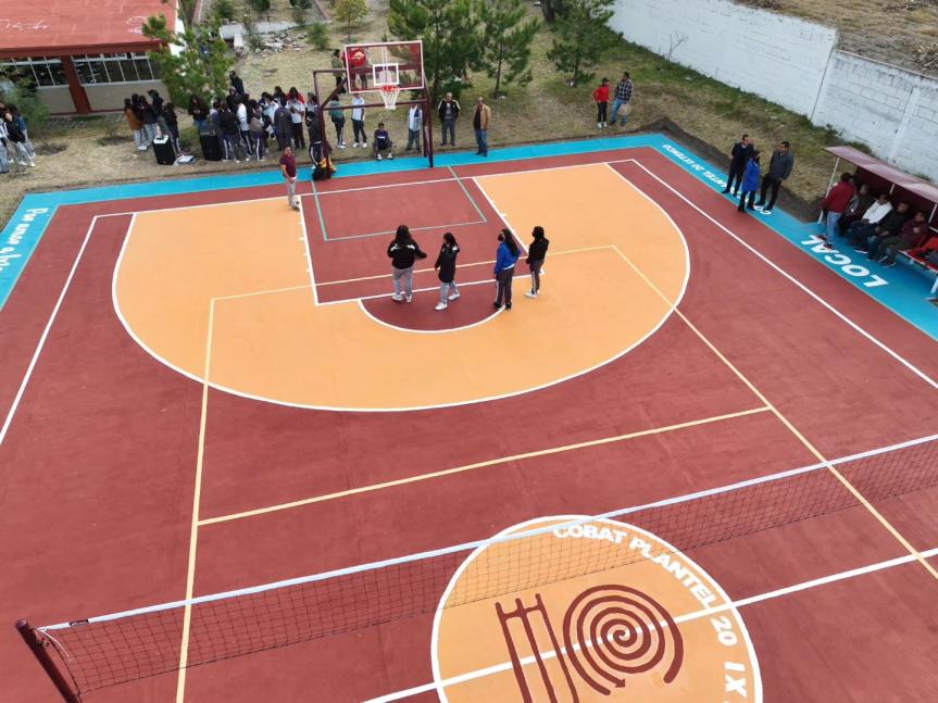 Entrega Aline Lazo obra de rehabilitación de cancha en COBAT plantel 20 de&nbsp;Ixtenco