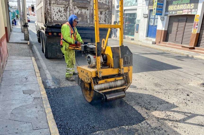 DESPLIEGA GOBIERNO DE HUAMANTLA BRIGADAS DE BACHEO EN VIALIDADES AFECTADAS POR&nbsp;GRANIZADA