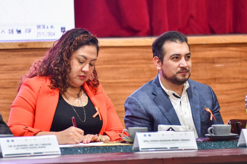 ENCABEZAN MESA DE TRABAJO EL PRESIDENTE DE HUAMANTLA SALVADOR SANTOS CEDILLO Y LA TITULAR DE LA MESA DE SEGURIDAD DE LA REGIÓN&nbsp;1