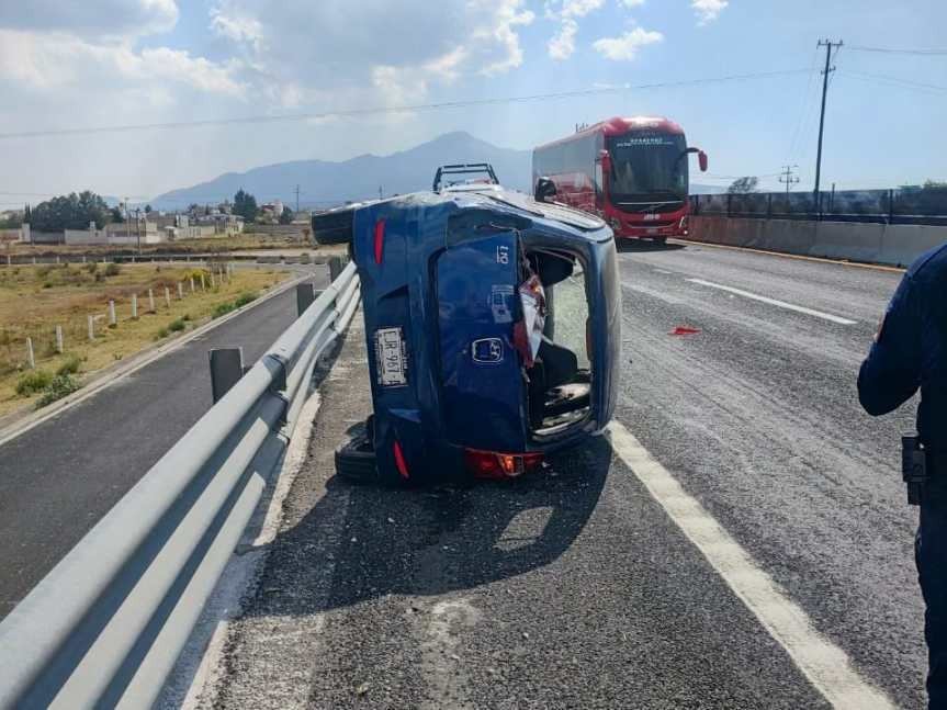 ATIENDE POLICÍA MUNICIPAL Y PROTECCIÓN CIVIL VOLCADURA EN LIBRAMIENTO PONIENTE DE&nbsp;HUAMANTLA