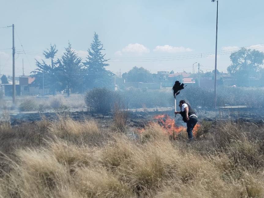 PROTECCIÓN CIVIL DE HUAMANTLA SOFOCA INCENDIO EN PASTIZALES Y EVITA RIESGOS EN ZONA&nbsp;ESCOLAR