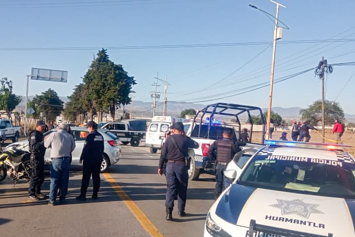 POLICÍA Y PARAMÉDICOS DE PROTECCIÓN CIVIL DE HUAMANTLA BRINDAN ATENCIÓN A LESIONADOS EN HECHO&nbsp;VIAL