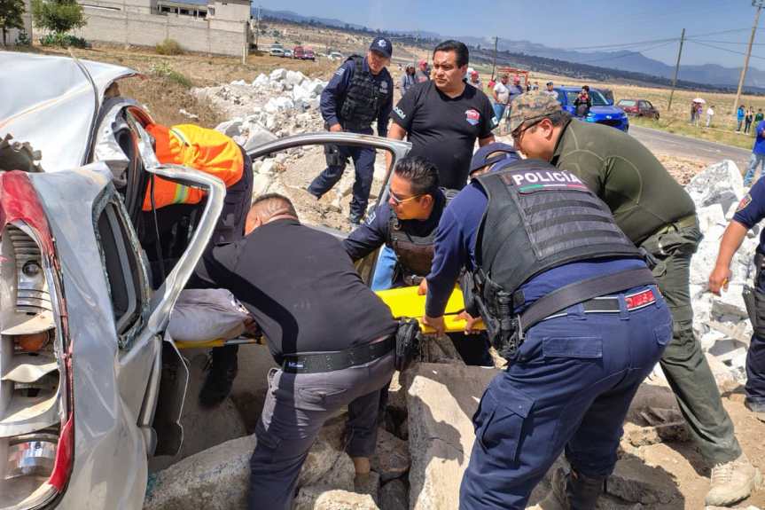 ATIENDEN ELEMENTOS DE SEGURIDAD Y PROTECCIÓN CIVIL DE HUAMANTLA VOLCADURA EN LA VÍA HUAMANTLA-BENITO JUÁREZ