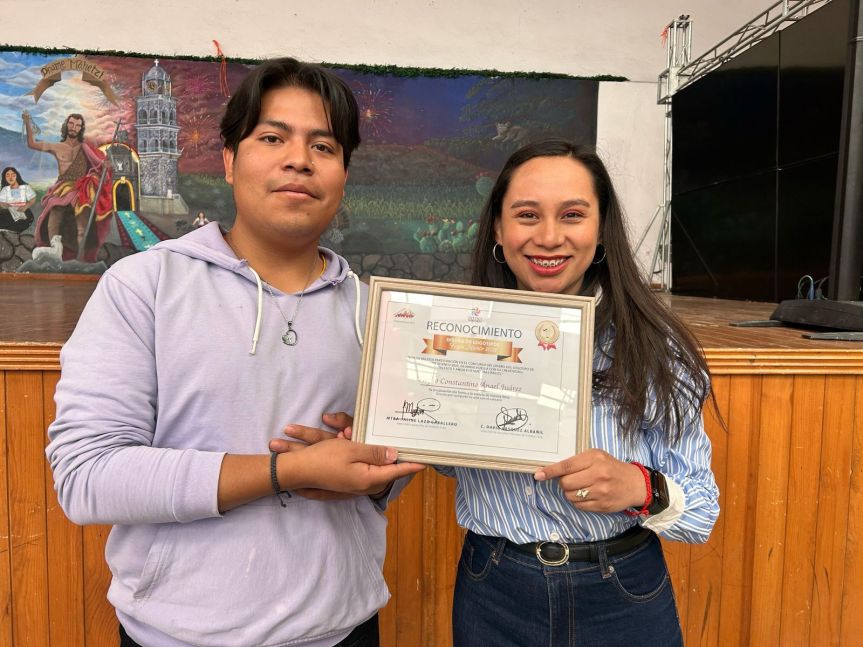 Entrega Aline Lazo, premiación a ganadores del concurso de diseño de logotipos de la feria&nbsp;Ixtenco2025