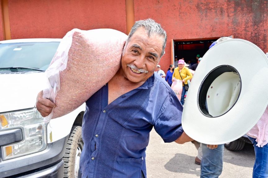 SALVADOR SANTOS CEDILLLO APOYA A LOS AGRICULTORES DE HUAMANTLA CON 90 TONELADAS DE SEMILLA DE AVENA&nbsp;MEJORADA