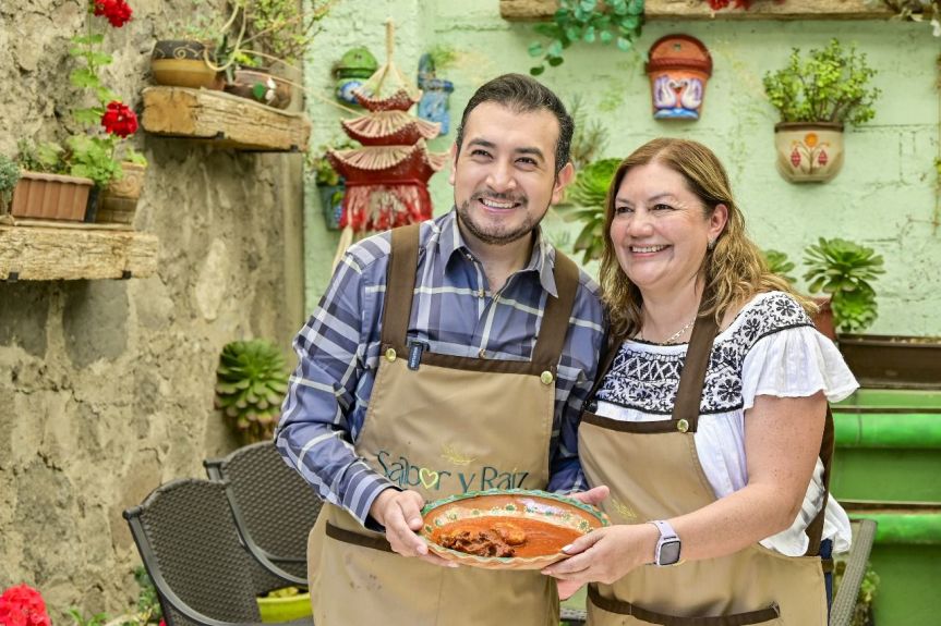 CON EL MOLE DE TARALATA, LUCY RAMÍREZ COMPARTE SU HERENCIA CULINARIA EN LA SERIE “SABOR Y&nbsp;RAÍZ”