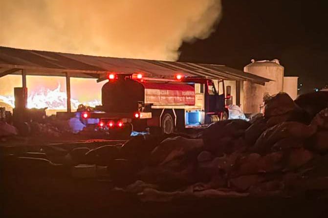 ÁREAS DEL AYUNTAMIENTO DE HUAMANTLA Y BOMBEROS SE UNEN PARA SOFOCAR FUERTE&nbsp;INCENDIO
