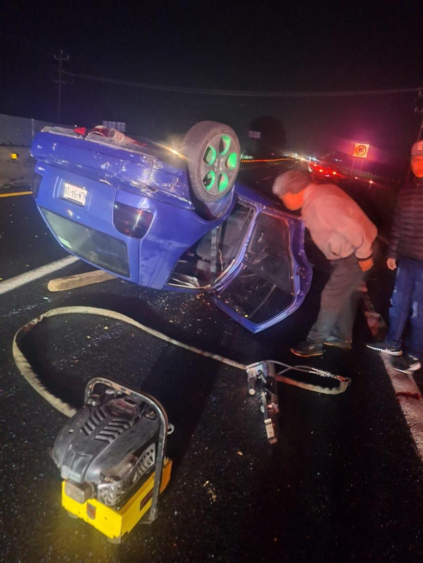 ATIENDEN CUERPOS DE EMERGENCIA VOLCADURA SOBRE CARRETERA FEDERAL MÉXICO–VERACRUZ, A LA ALTURA DE&nbsp;CUAUHTÉMOC