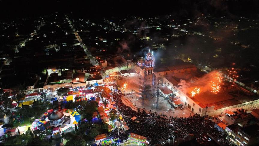 Más de 8 mil personas disfrutaron de la tradicional quema de castillos en&nbsp;Ixtenco