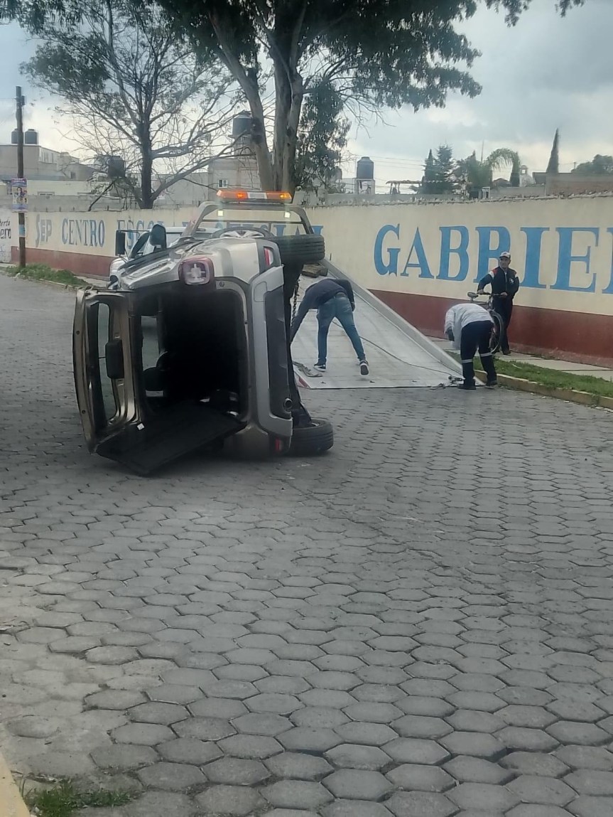 Atiende Seguridad Pública de Huamantla volcadura de vehículo sobre Boulevard&nbsp;Cuamanco