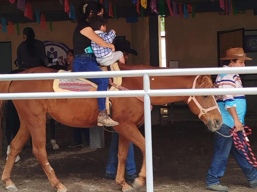 Niñas y niños de la UBR Huamantla reciben equinoterapia como parte de su proceso&nbsp;terapéutico