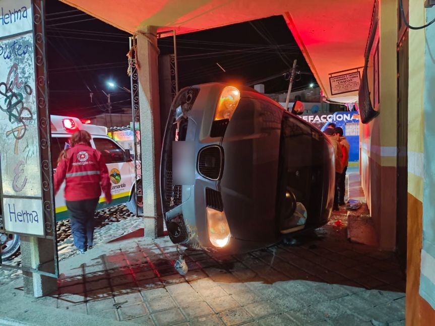 Atiende Dirección de Seguridad Pública y Protección Civil accidente vehicular en Prolongación&nbsp;Hidalgo