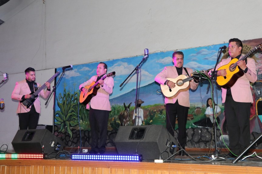 Más de 900 adultos mayores celebraron su día en Ixtenco con Los Dandy’s Original y&nbsp;Nicho