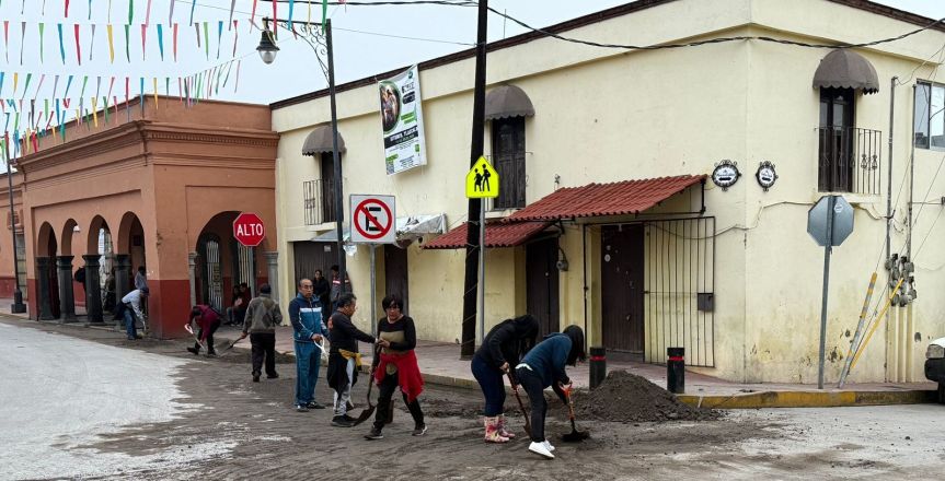 Gobierno Municipal de Ixtenco realiza limpieza y atiende reportes tras&nbsp;tromba