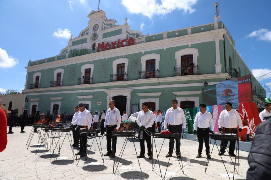 HUAMANTLA DESPIDE 20 BANDERAS NACIONALES Y SU BANDERA MONUMENTAL EN CEREMONIA DE&nbsp;INCINERACIÓN