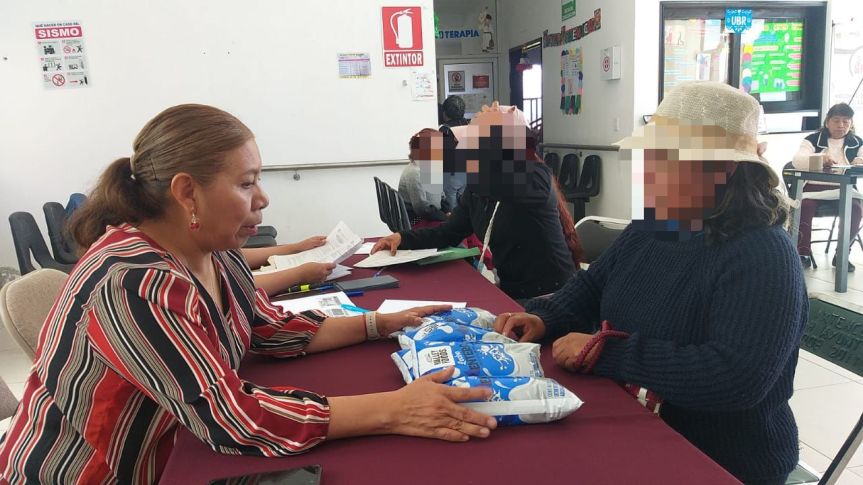 Entrega Gobierno de Ixtenco, 300 litros de leche a familias con enfermos con alguna&nbsp;discapacidad
