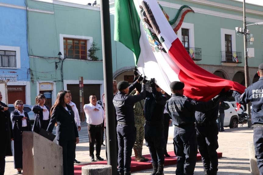 Ixtenco honra a la Bandera Nacional en la capital del&nbsp;estado