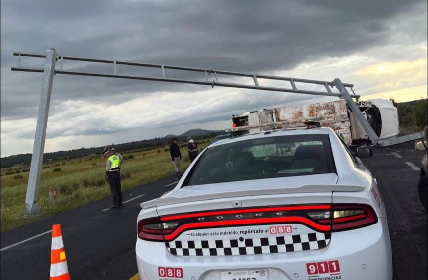 Por condiciones climatológicas camión compactador de Ixtenco sufre&nbsp;accidente