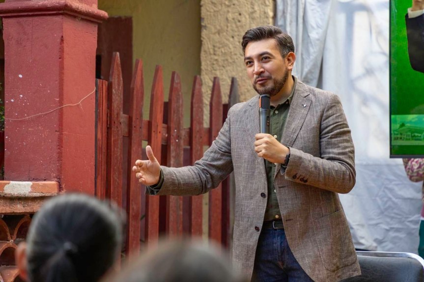 Chava Santos dialoga con vecinos de la calle Abasolo sobre trabajos de&nbsp;reconstrucción