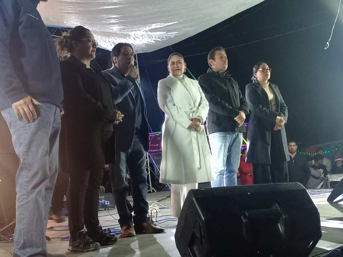 Como madrina, participa Ana Lilia Rivera en el encendido del árbol navideño en&nbsp;Tlalcuapan