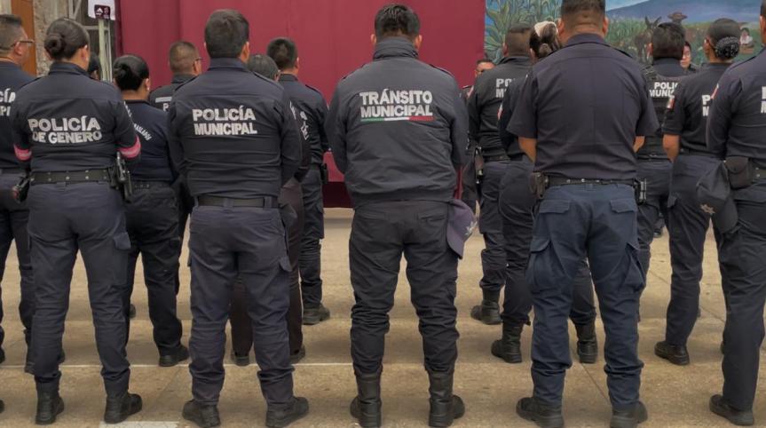 Gobierno Municipal de Ixtenco entrega uniformes a 26 elementos de Seguridad Pública y&nbsp;Paramédicos