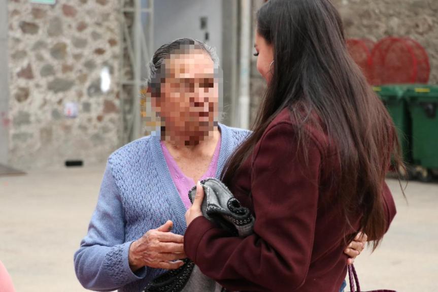 Más de 500 prendas abrigadoras fueron entregadas a adultos mayores de Ixtenco en el primer día de la&nbsp;jornada