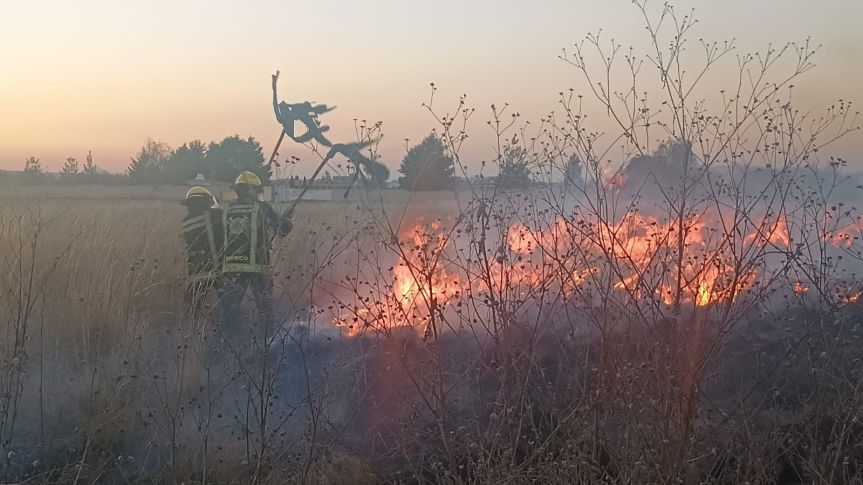 Oportuna intervención de Protección Civil y Seguridad Pública de Huamantla evita riesgo mayor por incendio de&nbsp;pastizal