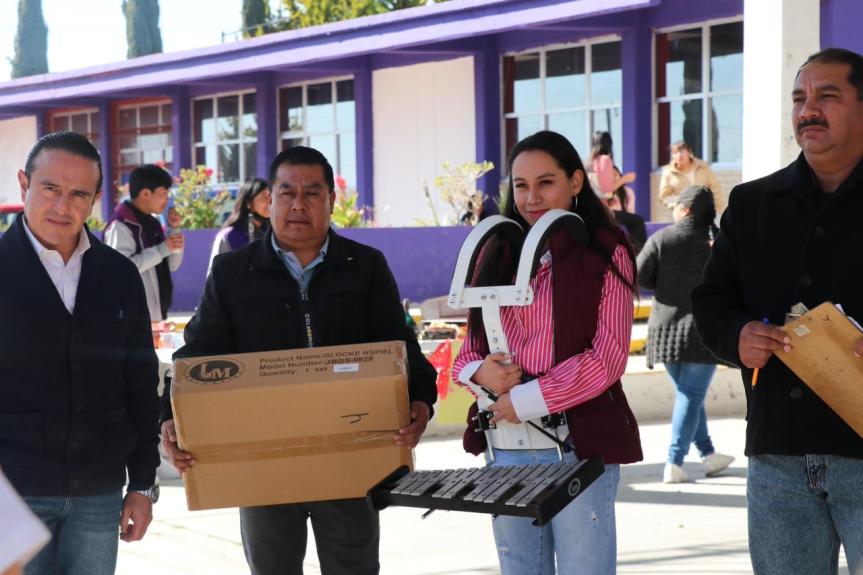 Gobierno de Ixtenco fortalece la formación artística del COBAT Plantel 20 con la entrega de dos xilófonos a la Marching Band&nbsp;“Abejas”