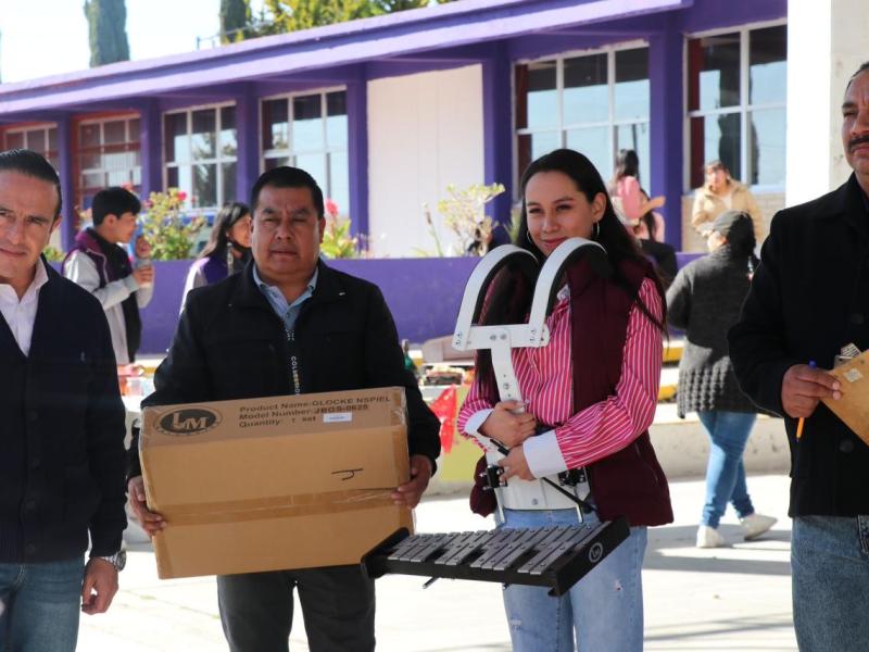 Gobierno de Ixtenco fortalece la formación artística del COBAT Plantel 20 con la entrega de dos xilófonos a la Marching Band&nbsp;“Abejas”