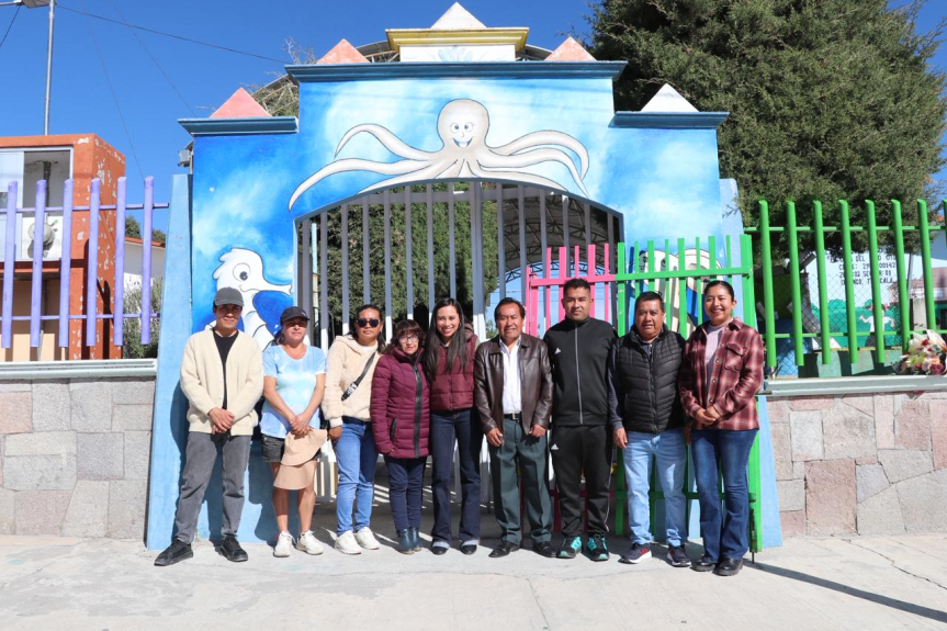 Refuerza Gobierno Municipal de Ixtenco seguridad en preescolar indígena con entrega e instalación de un nuevo&nbsp;zaguán