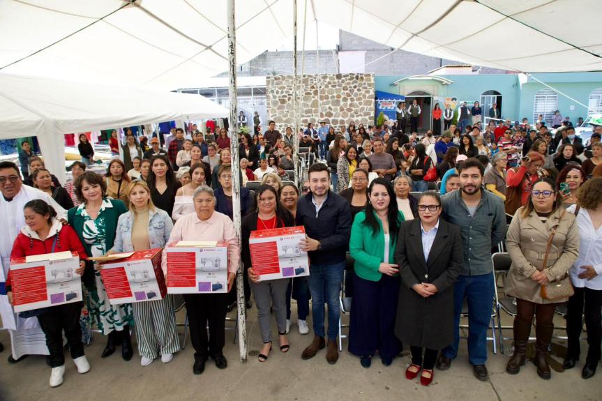 SALVADOR SANTOS ENTREGA NUEVA AMBULANCIA, UNIDAD DENTAL Y APOYOS A MUJERES PARA EL FORTALECIMIENTO DE SU&nbsp;ECONOMÍA