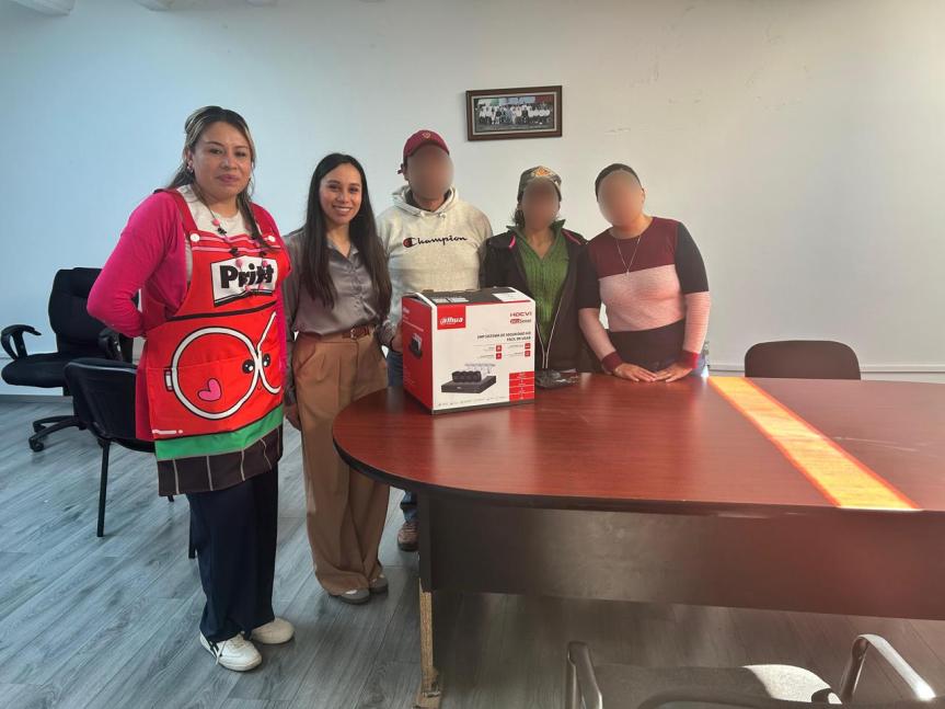 Gobierno de Ixtenco entrega equipo de videovigilancia a la Escuela Primaria Bilingüe Bimi Manandi&nbsp;Yu’mu