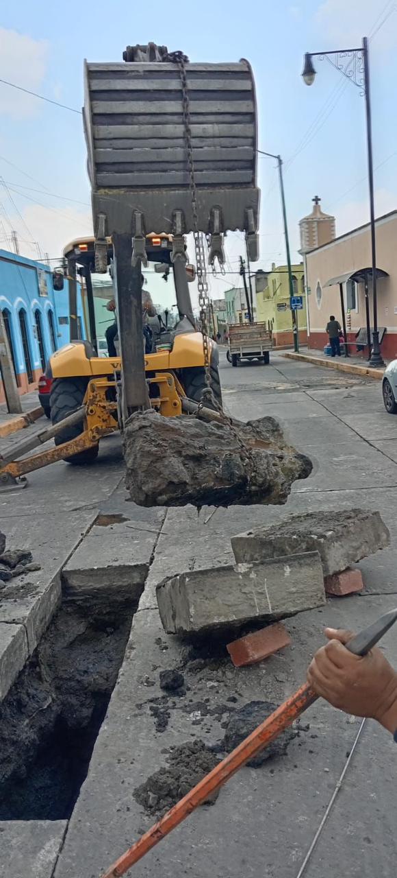 CAPAMH atiende colapso en red de drenaje sanitario en la calle&nbsp;Matamoros