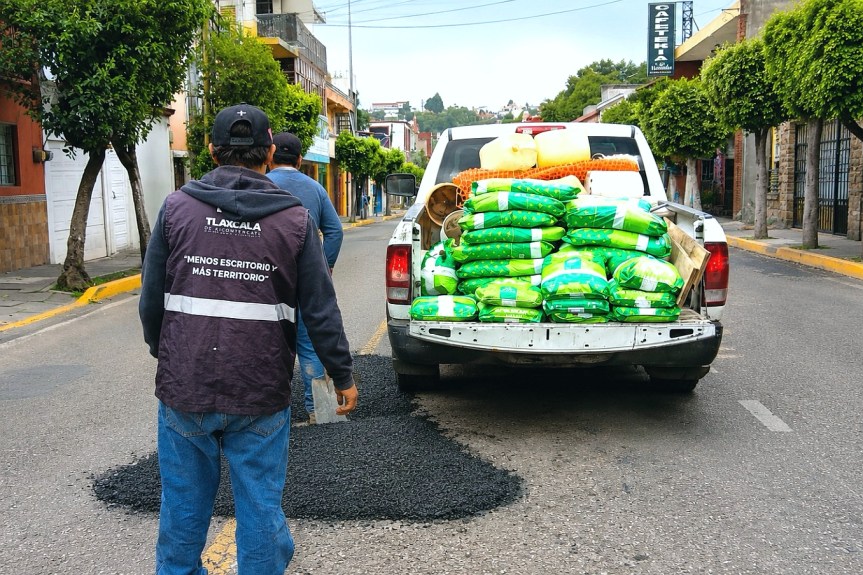 DIRECCIÓN DE OBRAS DEL AYUNTAMIENTO DE TLAXCALA REALIZA ACCIONES DE BACHEO EN&nbsp;TIZATLÁN