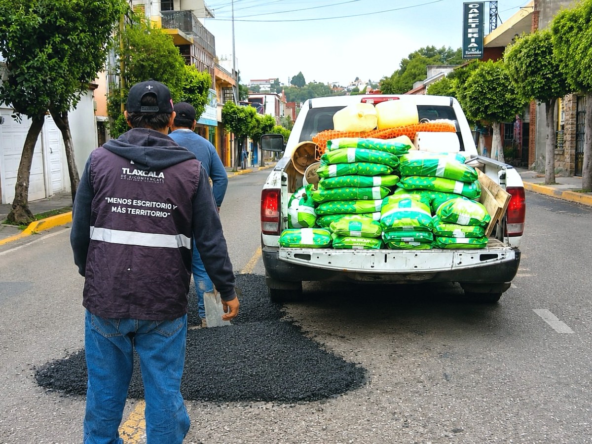 DIRECCIÓN DE OBRAS DEL AYUNTAMIENTO DE TLAXCALA REALIZA ACCIONES DE BACHEO EN&nbsp;TIZATLÁN