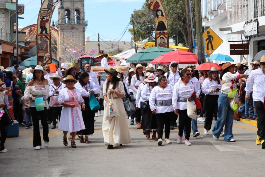 IXTENCO SE DESBORDA DE ALEGRÍA Y COLOR EN SU TRADICIONAL DESFILE DE&nbsp;FERIA
