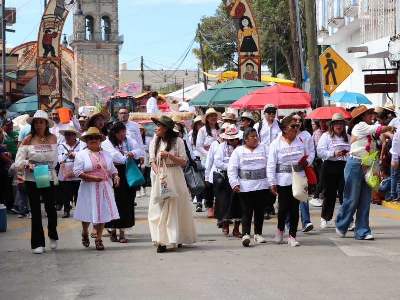 IXTENCO SE DESBORDA DE ALEGRÍA Y COLOR EN SU TRADICIONAL DESFILE DE&nbsp;FERIA