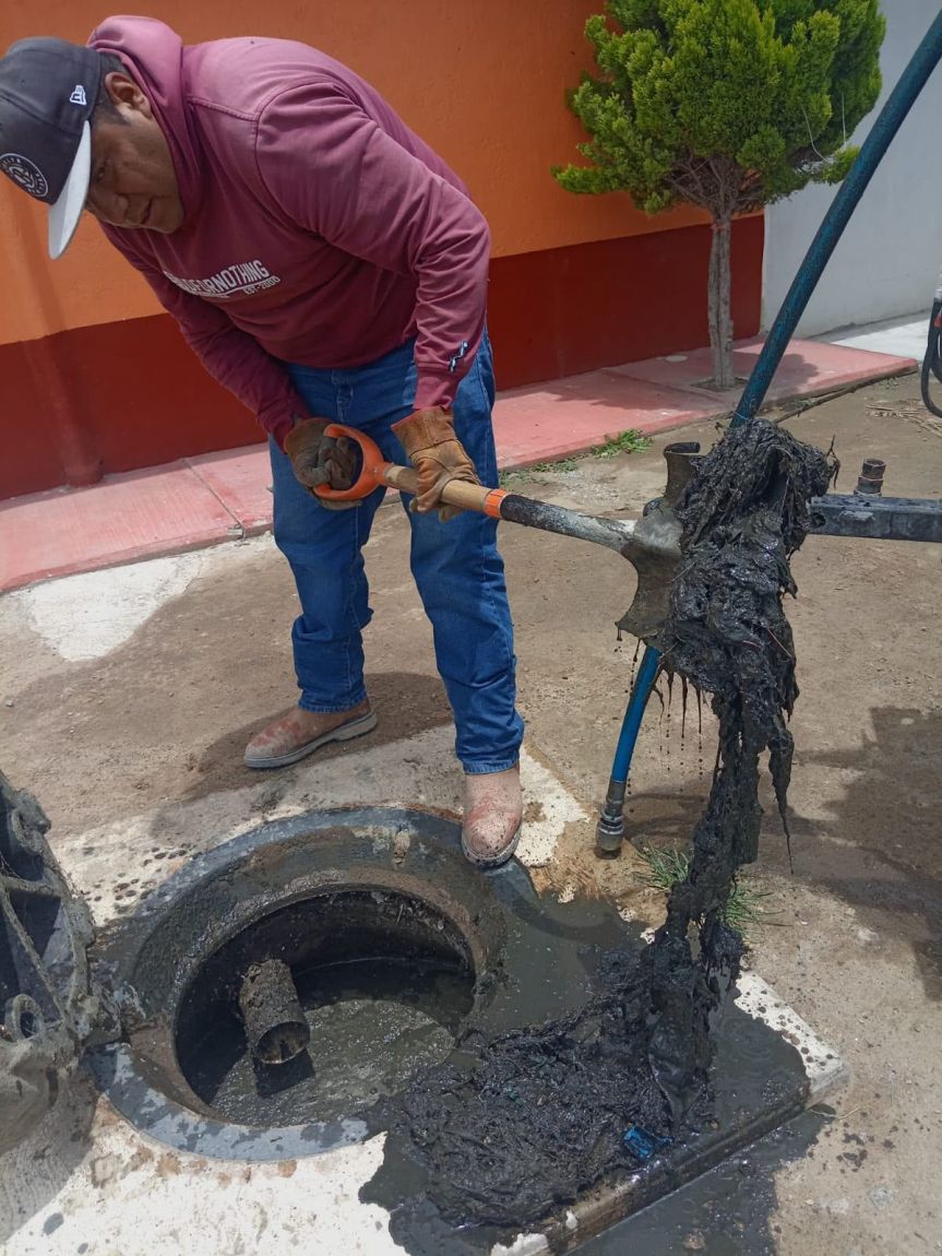 Personal operativo de CAPAMH realizó trabajos de desazolve en la línea general de drenaje en la comunidad de Santa&nbsp;Anita.