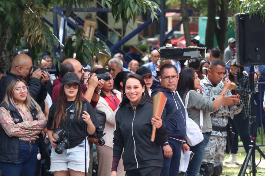 ALINE LAZO RECIBE DE LA GOBERNADORA LORENA CUÉLLAR EL FUEGO SIMBÓLICO DE&nbsp;INDEPENDENCIA