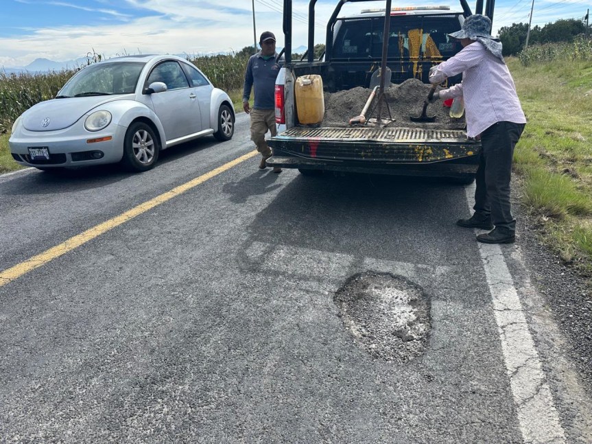 ALINE LAZO REFUERZA TRABAJOS DE BACHEO EN TRAMOS CARRETEROS HACIA HUAMANTLA Y&nbsp;ZILTLALTÉPEC
